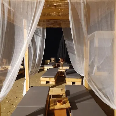 στην θαλασσα Nyaraló